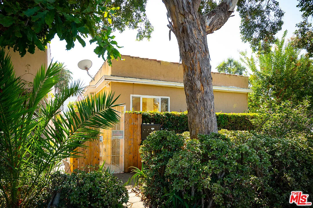 Photo 2 of 14 - 420 Altair Pl #A - Venice, CA Building Photo - 420 Altair Pl #A