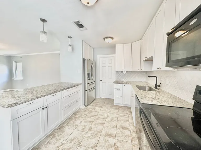 15826 New Market Dr — Photo 7