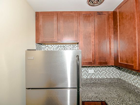 4th image of 555 W Arlington Pl APT 504