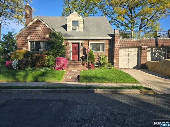 585 Monroe Pl, Ridgefield, NJ 07657