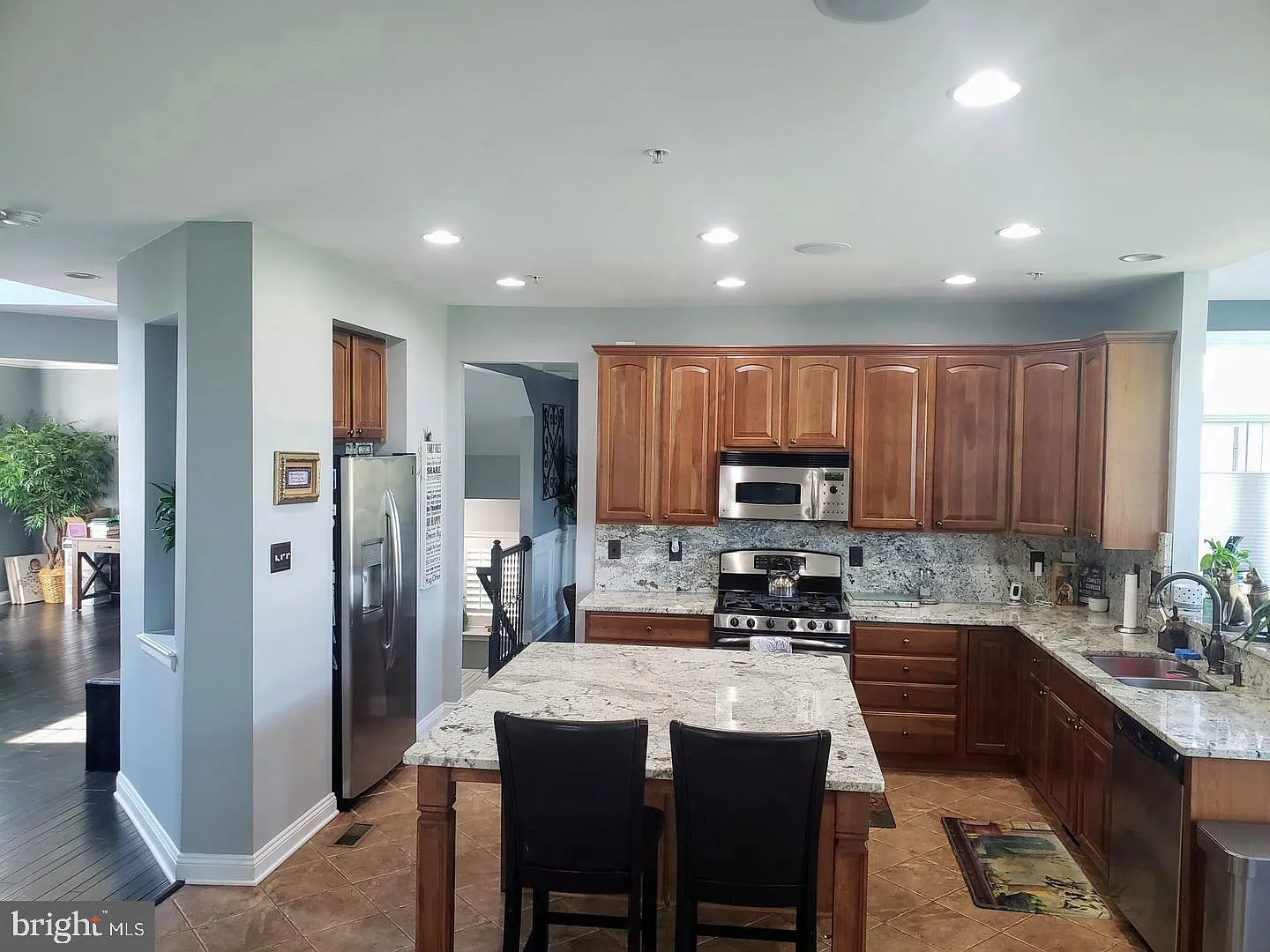 4 bed, 3.5 bath, 4293 sqft, $3,995 — Photo 4