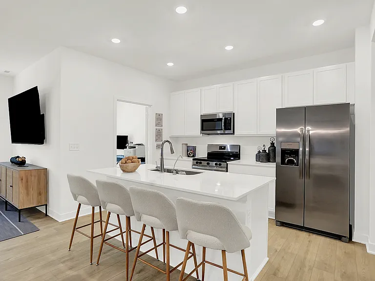425 Monarch Ln — Photo 8