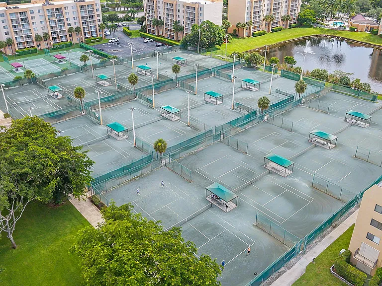 Tennis Towers Apartments — Photo 17