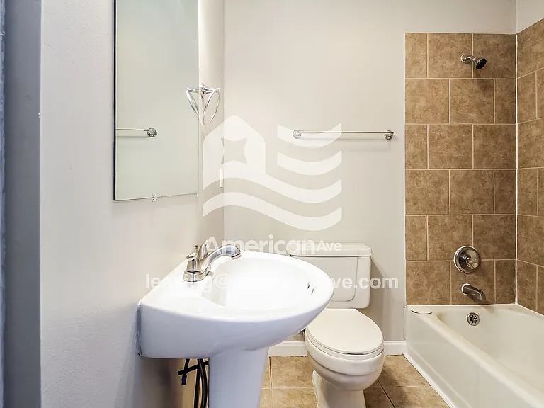 1669323_011_main_bathroom_14364726.jpg