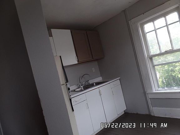 5th image of 264 1/2 Corwin Ave
