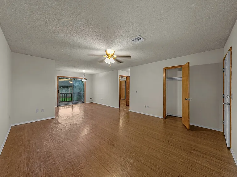 2204 Douglas St — Photo 6