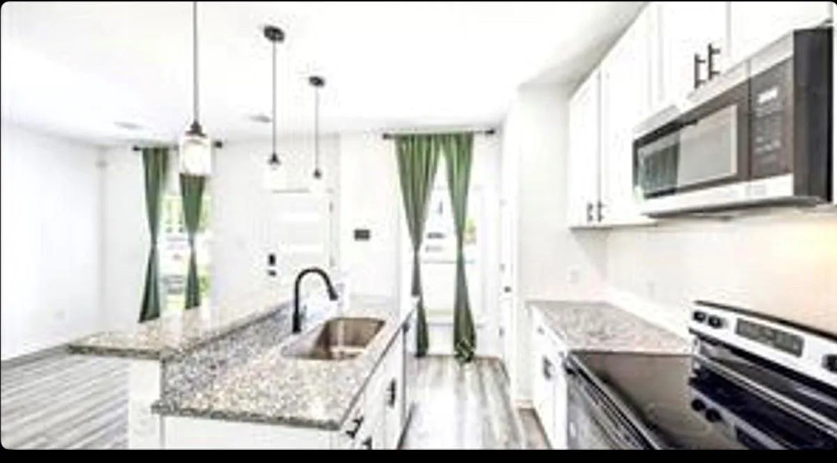 3 bed, 2.0 bath, 2380 sqft, $1,685 — Photo 2