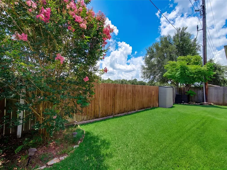 1811 Emerald Green Dr — Photo 37
