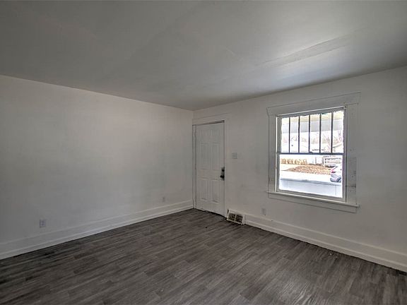 4th image of 1659 N Maple Ave