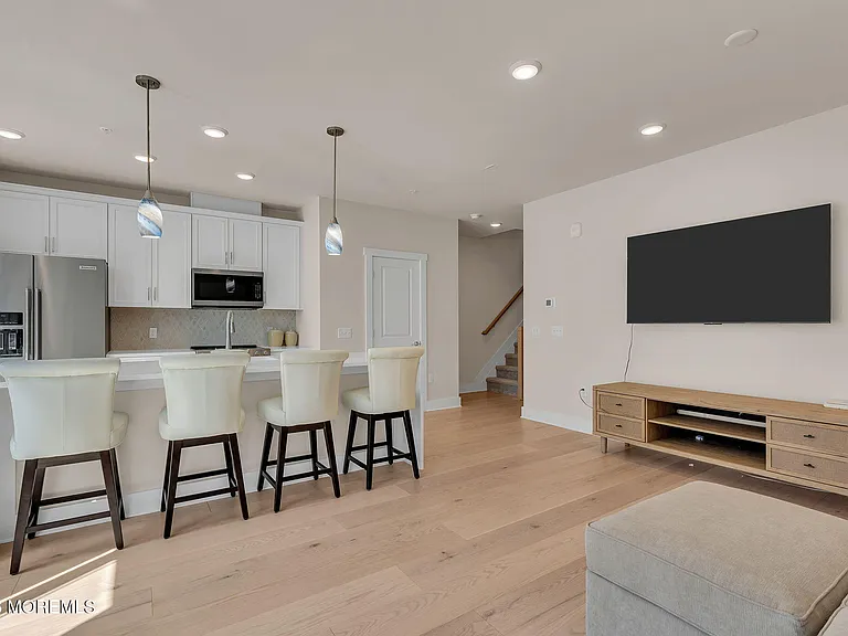 1403 N Kingsley St #210 — Photo 19