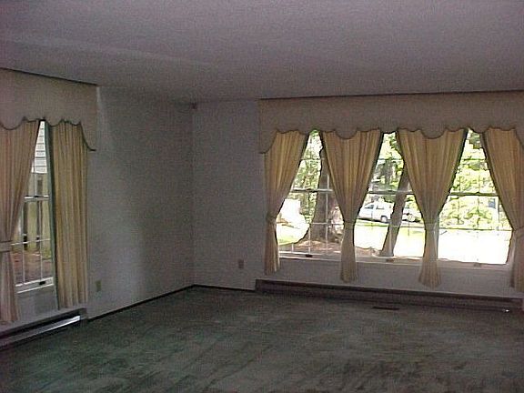 4th image of 1075 SW Castilian Dr