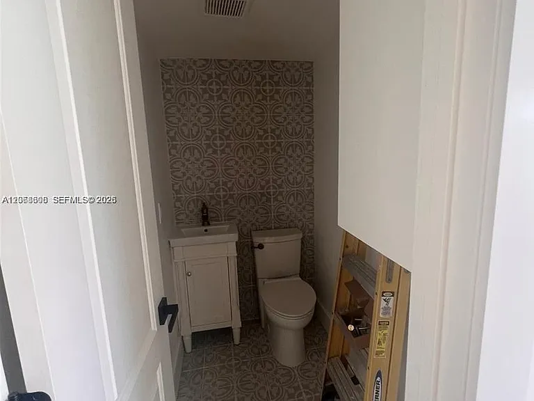 271 NE 12th Ave #271 — Photo 3
