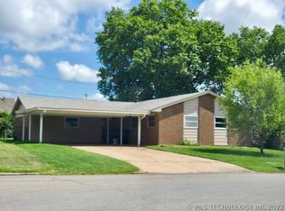 1214 W School St, Claremore, OK 74017