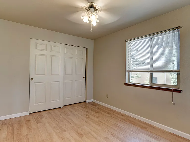 1250 SW Heller St #E1 — Photo 8