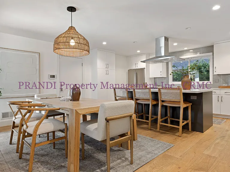 429 Blackstone Dr — Photo 3