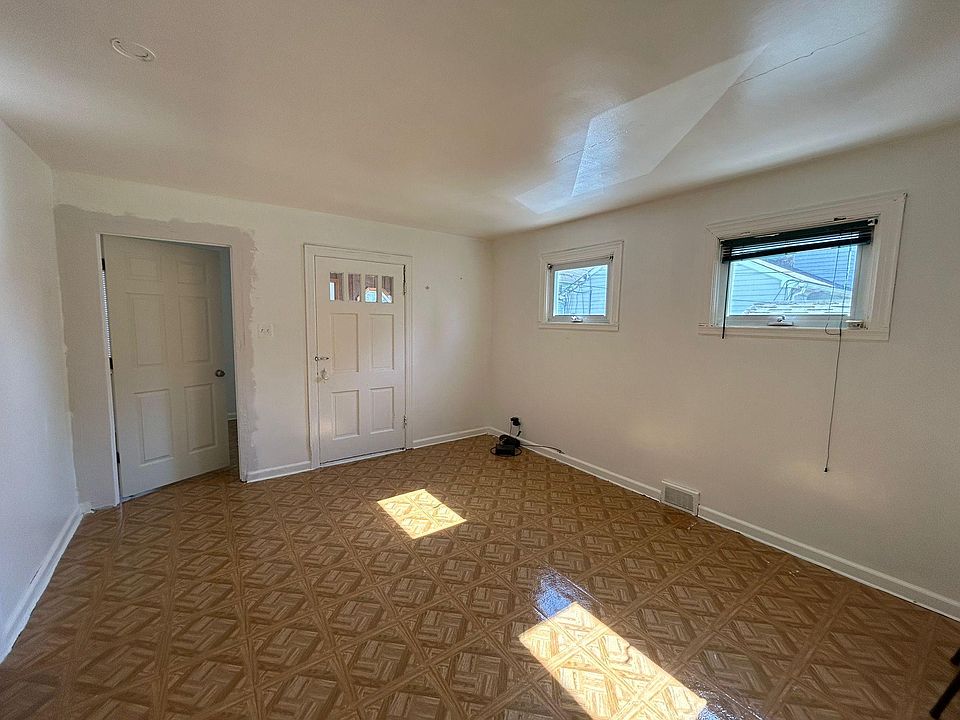 1st image of 21 Cottage Pl #1