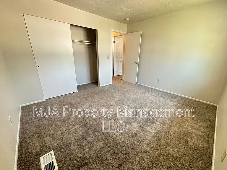 1817 E Vine St — Photo 14