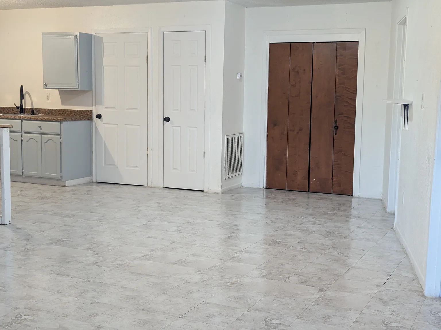 301 W 1st St — Photo 1
