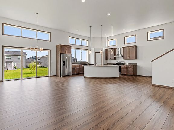 3rd image of 976 27th Ave W
