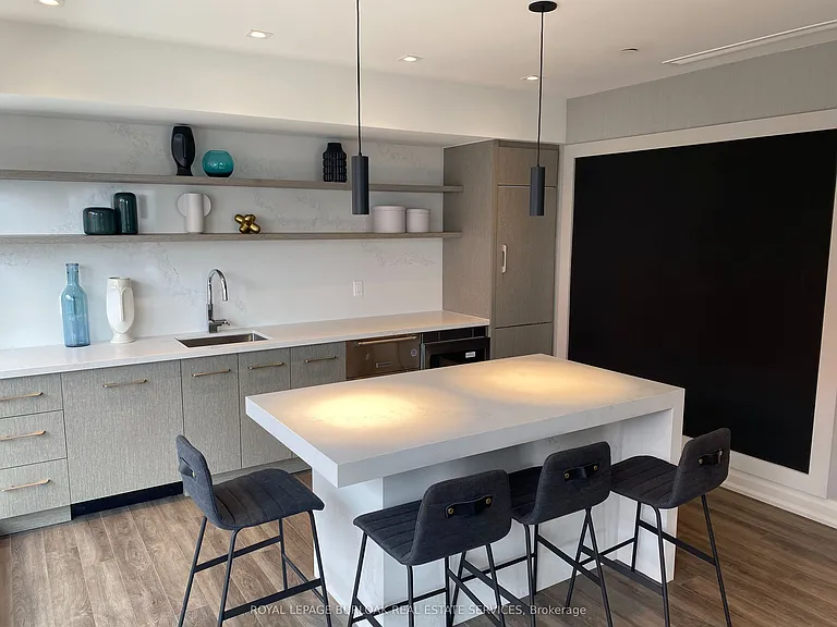 212 King William St E #423 — Photo 23