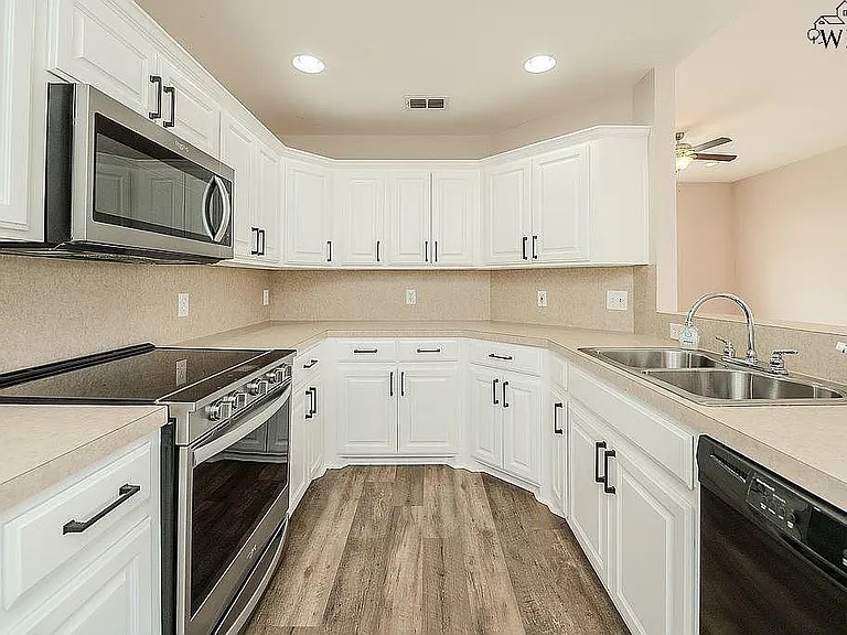 4009 Kingsbury Dr — Photo 6