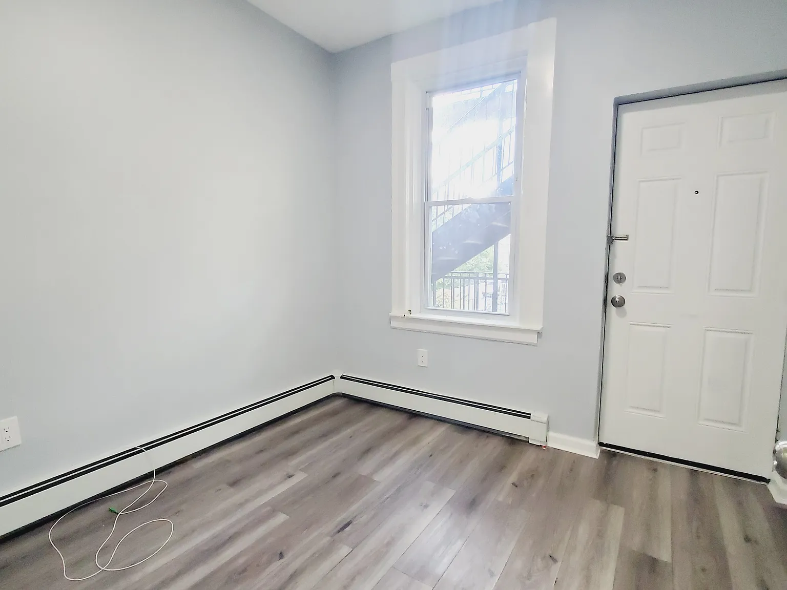 3 bed, 1000 sqft, $2,350 — Photo 2