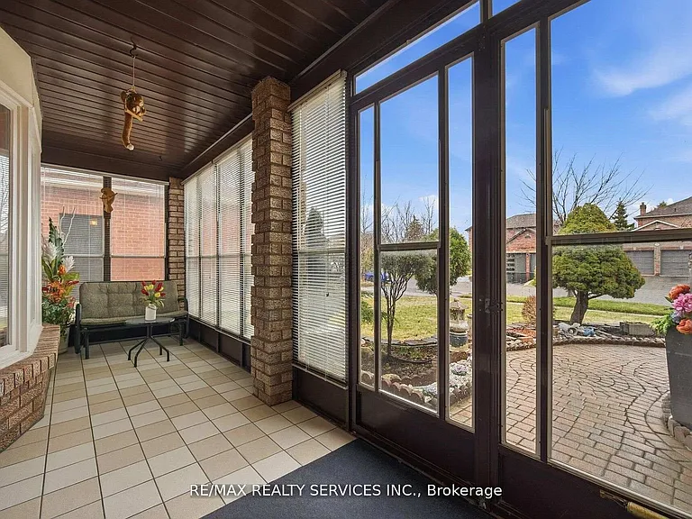 62 Fernbrook Cres — Photo 4