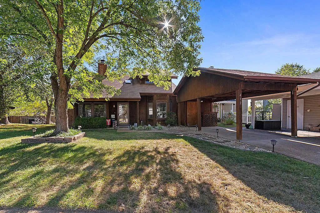 412 Great Hill Dr photo 1