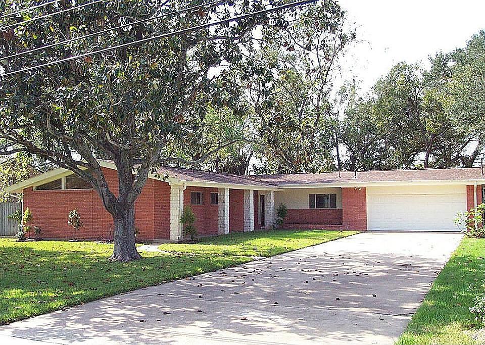 1st image of 810 Oyster Creek Dr