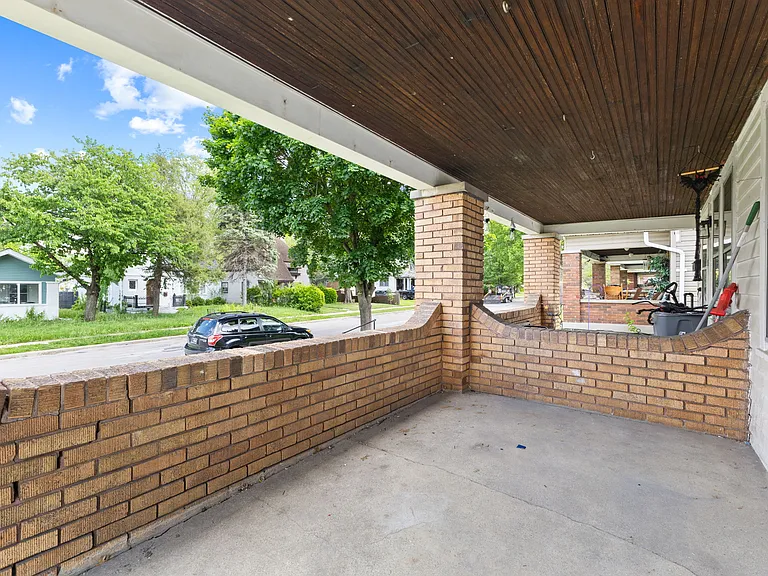 950 N Chester Ave — Photo 4