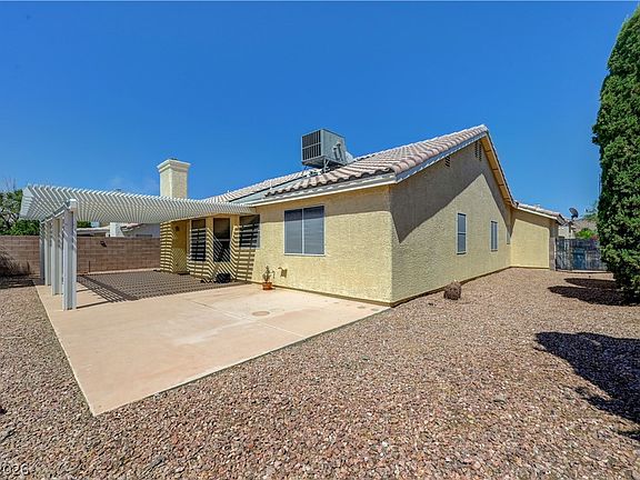 2nd image of 1931 Spring Lake Dr
