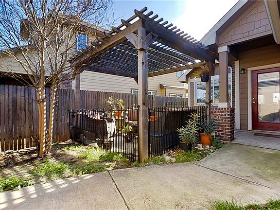 4th image of 205 Rock Bluff Ln