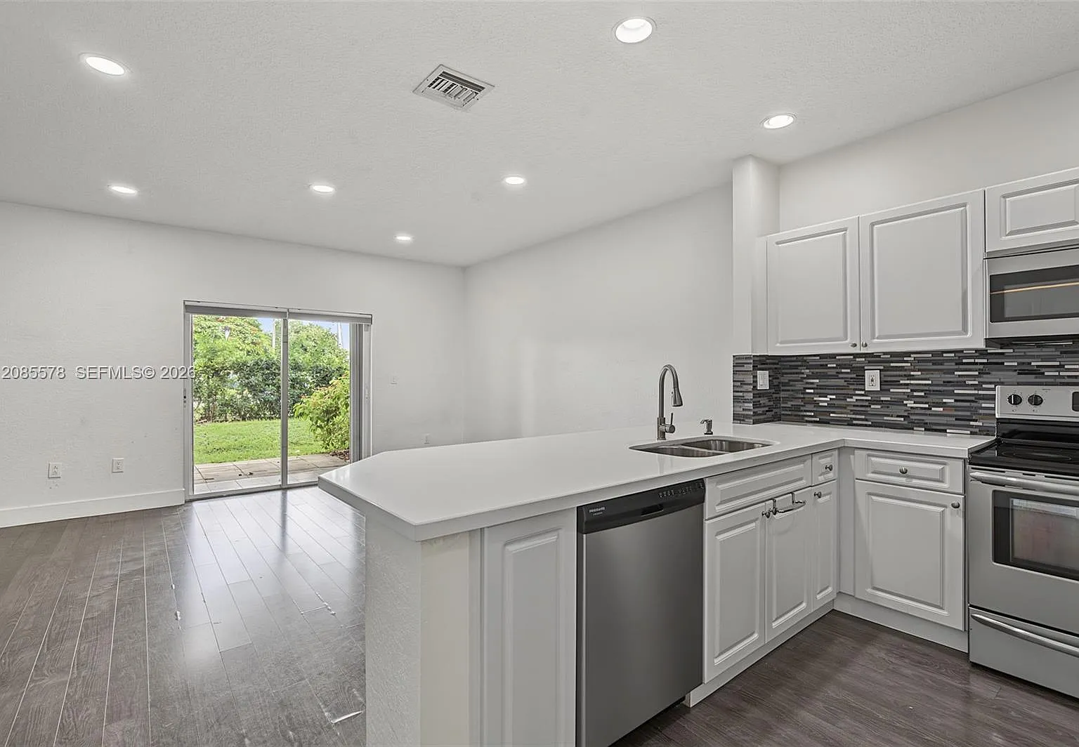 Las Brisas At Doral Condo — Photo 2