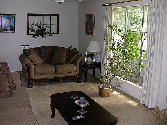 3rd image of 607 Emma St.