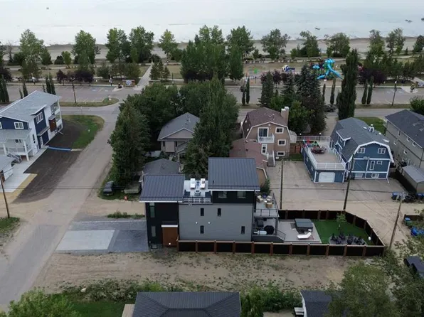 5017 42nd St, Sylvan Lake, AB T4S 1B9