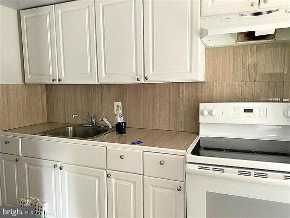 5th image of 1321-23 Spruce St #8A