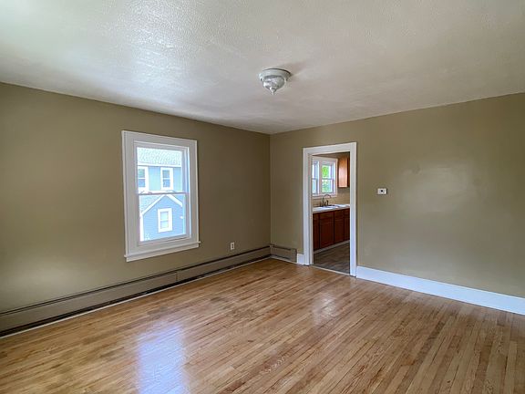 3rd image of 72 Berry St #2