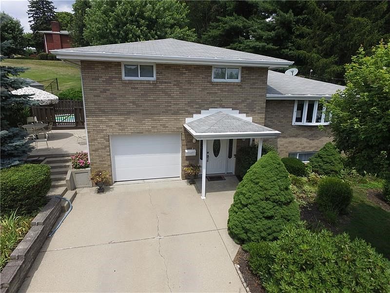 SPACIOUS Brick to Grade Multi-Level Quality Built and Very Well Maintained by Original Owner!
