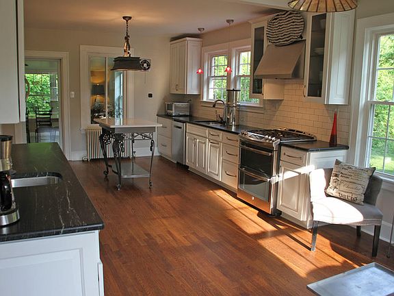 3rd image of 556 Westview Ave