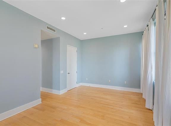 4th image of 4 Beacon Way APT 1009