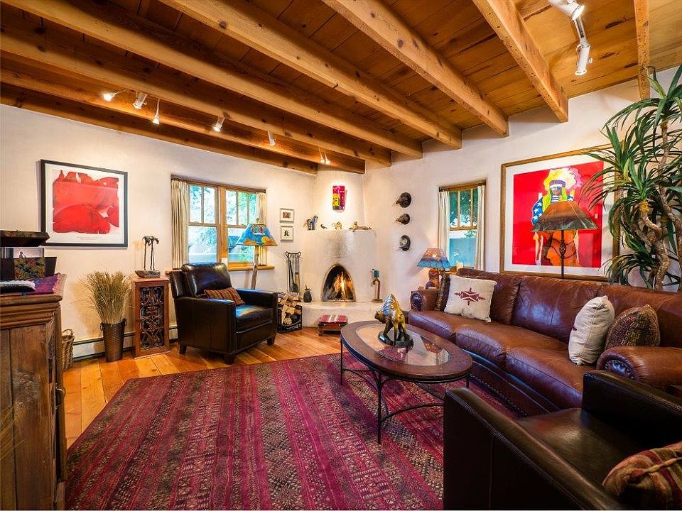 Living area with Kiva FP