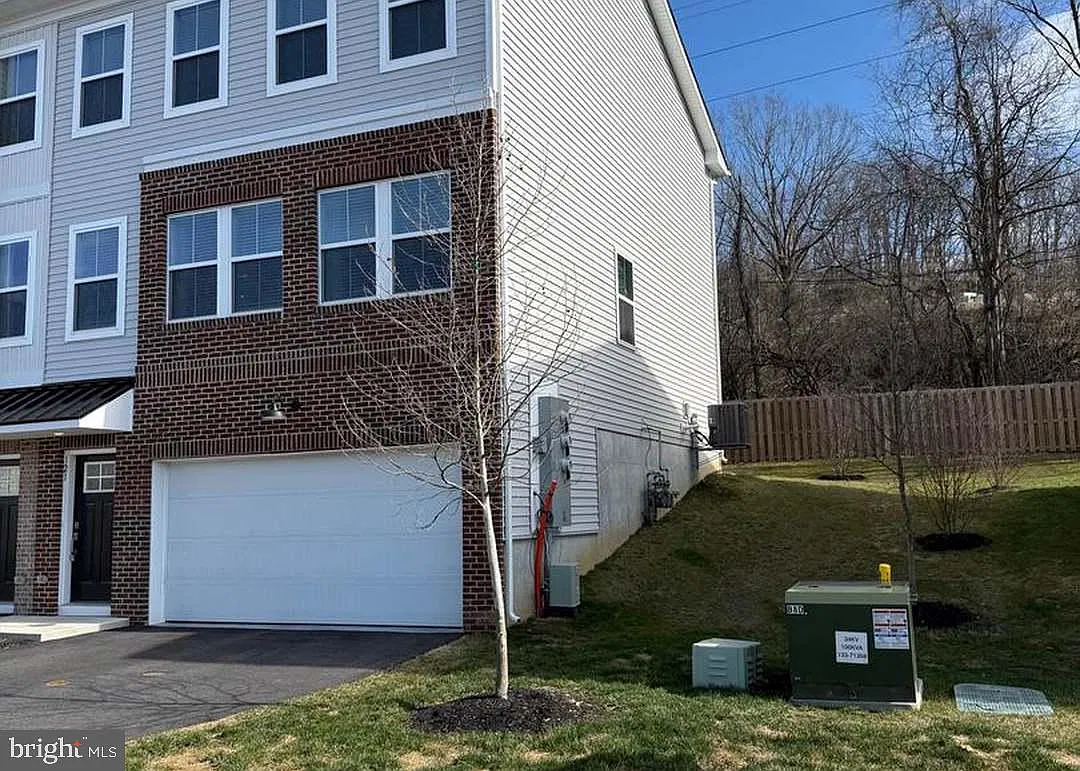 3 bed, 2.5 bath, 2200 sqft, $3,100 — Photo 2
