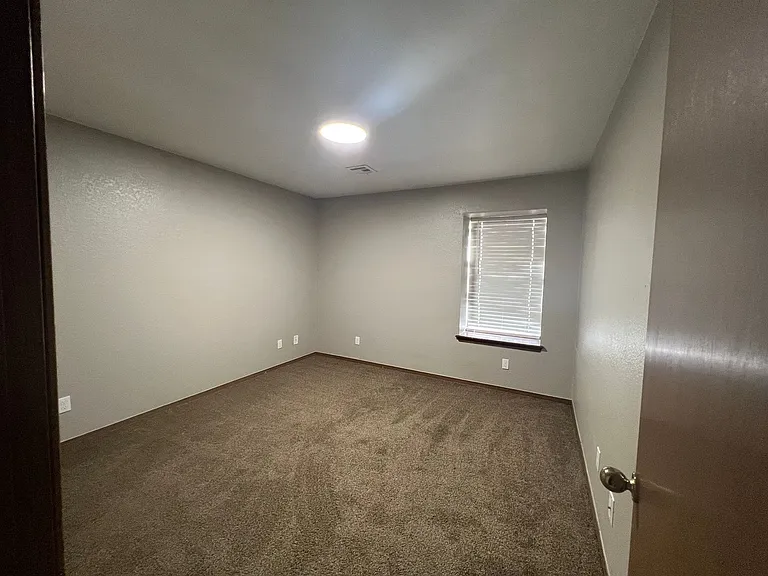 824-930 Railhead Dr — Photo 9