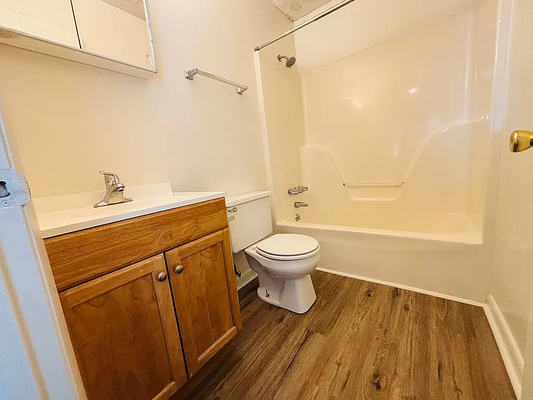 3 Bedroom, 2 Bath Apartment — Photo 17