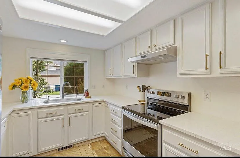 3 bed, 2.5 bath, 1610 sqft, $2,950 — Photo 2