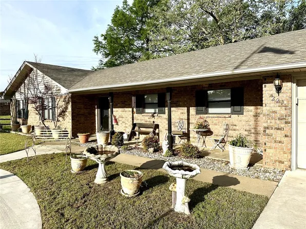 221 Sooner Rd, Holdenville, OK 74848