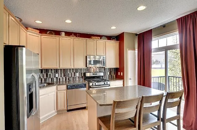 4 bed, 2294 sqft, $2,950 — Photo 2