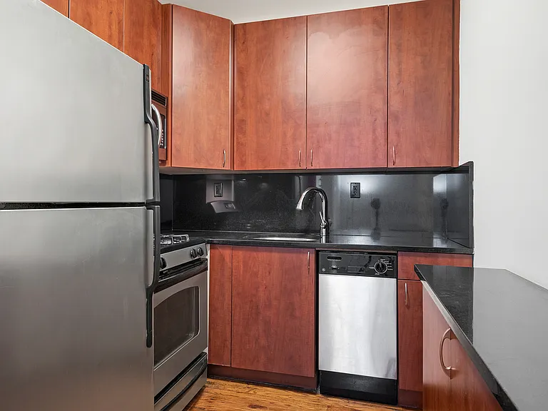 226 E 25th St #4D — Photo 1