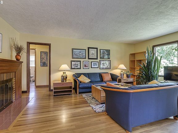 4th image of 1087 NW Connell Ave