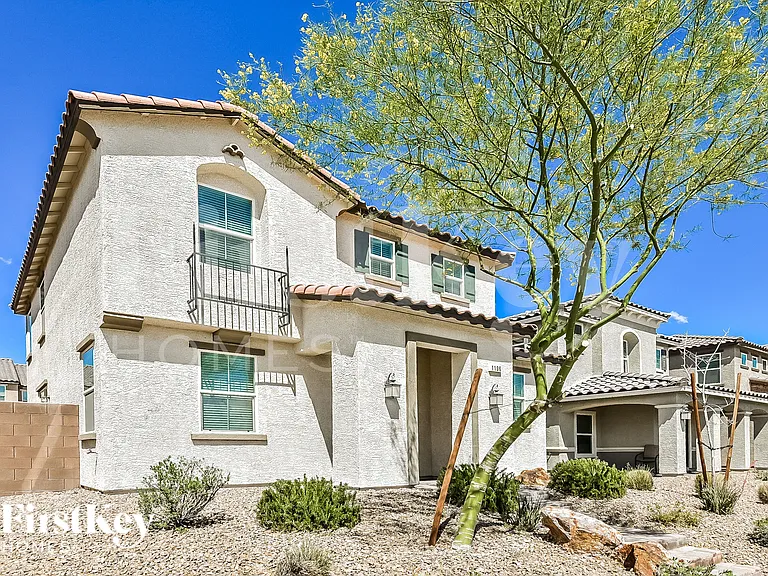 1106 E Dorrell Ln — Photo 2
